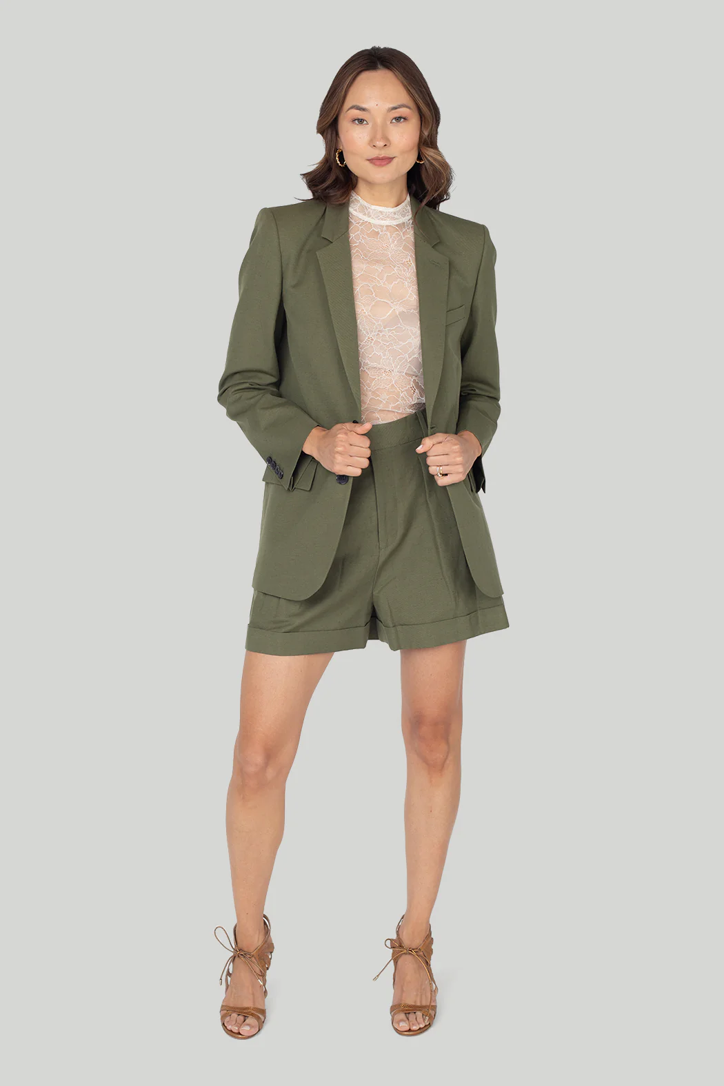 Frame - Pleated Wide Cuff Short in Military Green - Image 6